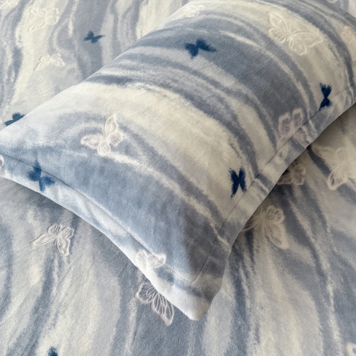 91家纺网 家纺一手货源 找家纺 LIFE.丽芙 2025秋冬新款A类牛奶绒加厚立体雕花压线宽边枕套 镜花蝶梦-蓝