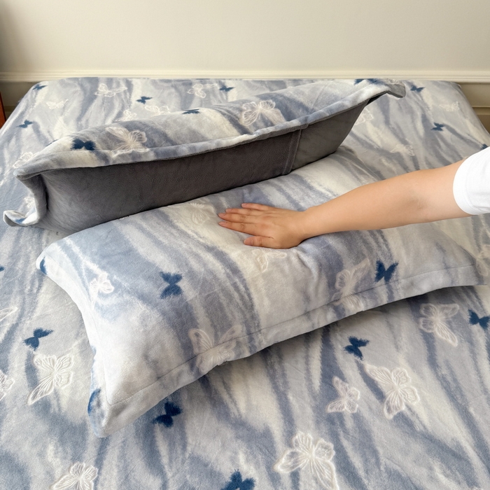 91家纺网 家纺一手货源 找家纺 LIFE.丽芙 2025秋冬新款A类牛奶绒加厚立体雕花压线宽边枕套 镜花蝶梦-蓝