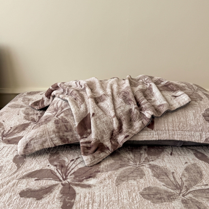 91家纺网 家纺一手货源 找家纺 LIFE.丽芙 2025秋冬新款A类牛奶绒加厚立体雕花压线宽边枕套 素花疏影-豆沙