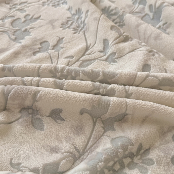 91家纺网 家纺一手货源 找家纺 LIFE.丽芙 2025秋冬新款A类牛奶绒加厚立体雕花压线宽边枕套 花朝梦-灰