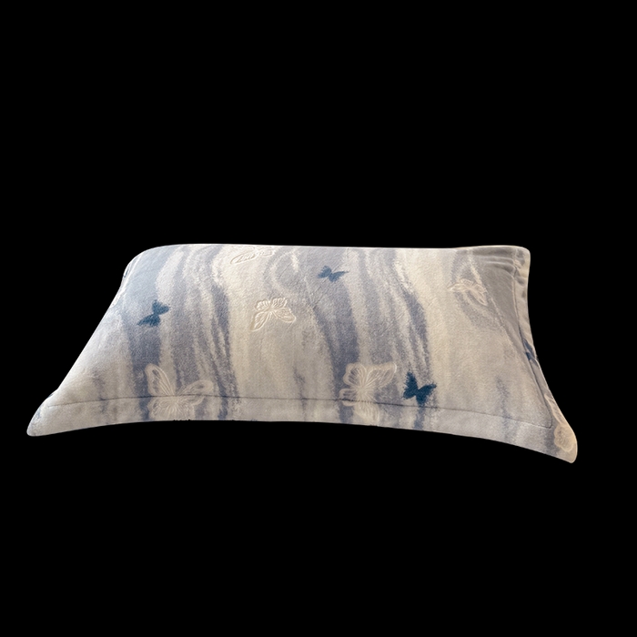 91家纺网 家纺一手货源 找家纺 LIFE.丽芙 2025秋冬新款A类牛奶绒加厚立体雕花压线宽边枕套 镜花蝶梦-蓝