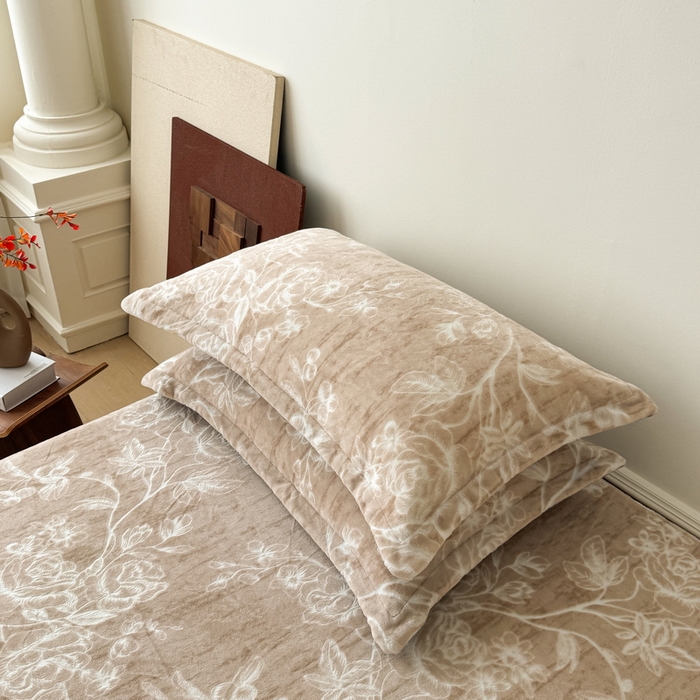 91家纺网 家纺一手货源 找家纺 LIFE.丽芙 2025秋冬新款A类牛奶绒加厚立体雕花压线宽边枕套 花蹊听雨 咖