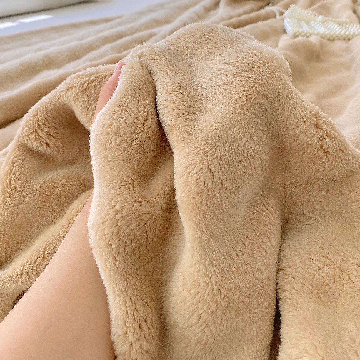 91家纺网 家纺一手货源 找家纺 爱彼家纺 2025秋冬新款高克重简约印花泡泡绒毯多功能毯毛毯毯子 香槟色