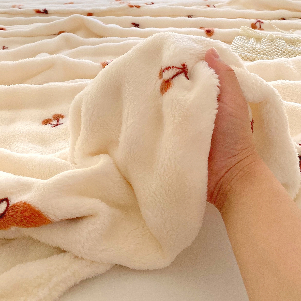 91家纺网 家纺一手货源 找家纺 爱彼家纺 2025秋冬新款高克重简约印花泡泡绒毯多功能毯毛毯毯子 樱桃小熊