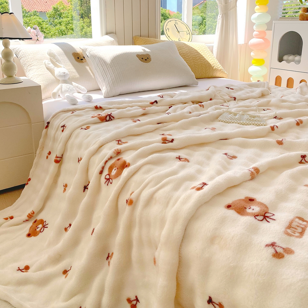 91家纺网 家纺一手货源 找家纺 爱彼家纺 2025秋冬新款高克重简约印花泡泡绒毯多功能毯毛毯毯子 樱桃小熊