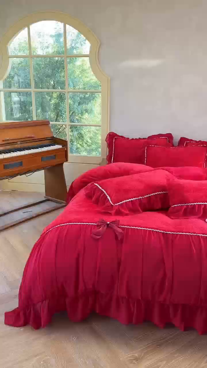 91家纺网 家纺一手货源 找家纺 （总）亲亲公主 2025新款230克雕花牛奶绒保暖床裙四件套-卡罗拉大红蝴蝶结