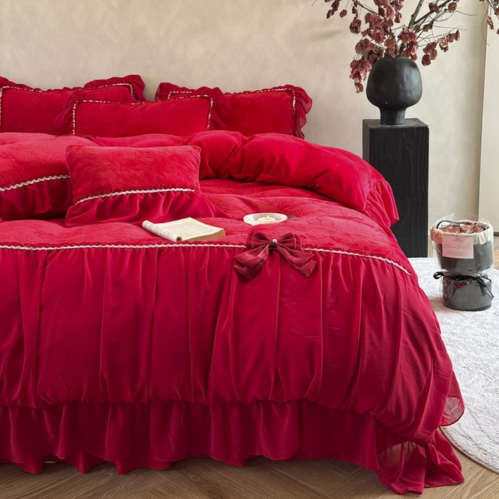 91家纺网 家纺一手货源 找家纺 （总）亲亲公主 2025新款230克雕花牛奶绒保暖床裙四件套-卡罗拉大红蝴蝶结