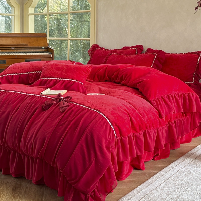 91家纺网 家纺一手货源 找家纺 （总）亲亲公主 2025新款230克雕花牛奶绒保暖床裙四件套-卡罗拉大红蝴蝶结