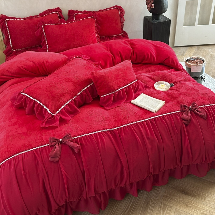 91家纺网 家纺一手货源 找家纺 （总）亲亲公主 2025新款230克雕花牛奶绒保暖床裙四件套-卡罗拉大红蝴蝶结