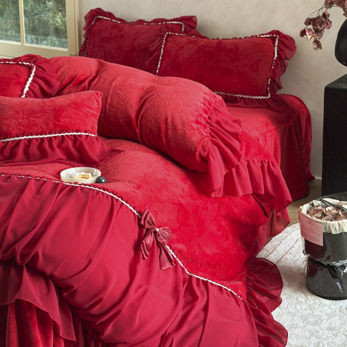 91家纺网 家纺一手货源 找家纺 （总）亲亲公主 2025新款230克雕花牛奶绒保暖床裙四件套-卡罗拉大红蝴蝶结