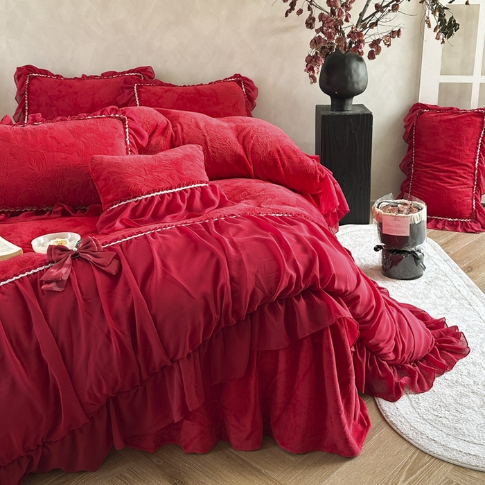 91家纺网 家纺一手货源 找家纺 （总）亲亲公主 2025新款230克雕花牛奶绒保暖床裙四件套-卡罗拉大红蝴蝶结