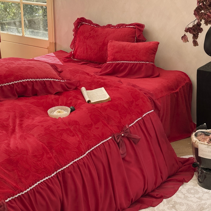 91家纺网 家纺一手货源 找家纺 （总）亲亲公主 2025新款230克雕花牛奶绒保暖床裙四件套-卡罗拉大红蝴蝶结