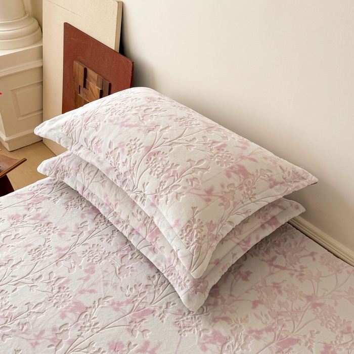 91家纺网 家纺一手货源 找家纺 LIFE.丽芙 2025秋冬新款A类牛奶绒加厚立体雕花压线宽边枕套 花朝梦-粉