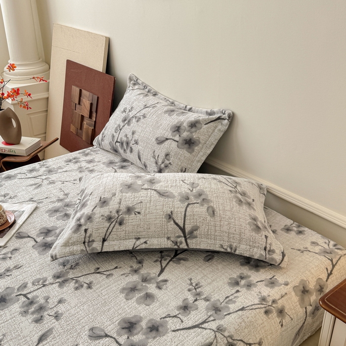 91家纺网 家纺一手货源 找家纺 LIFE.丽芙 2025秋冬新款A类牛奶绒加厚立体雕花压线宽边枕套 琳瑜陌语-灰