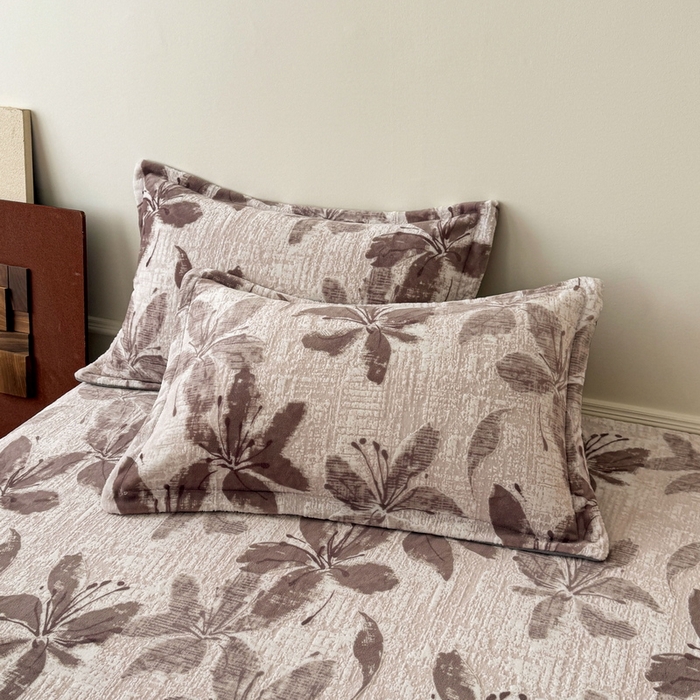 91家纺网 家纺一手货源 找家纺 LIFE.丽芙 2025秋冬新款A类牛奶绒加厚立体雕花压线宽边枕套 素花疏影-豆沙