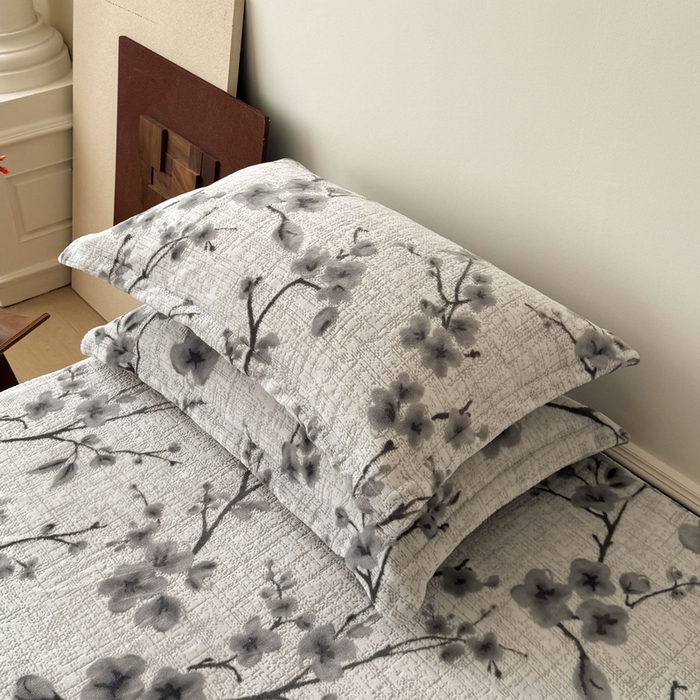 91家纺网 家纺一手货源 找家纺 LIFE.丽芙 2025秋冬新款A类牛奶绒加厚立体雕花压线宽边枕套 琳瑜陌语-灰