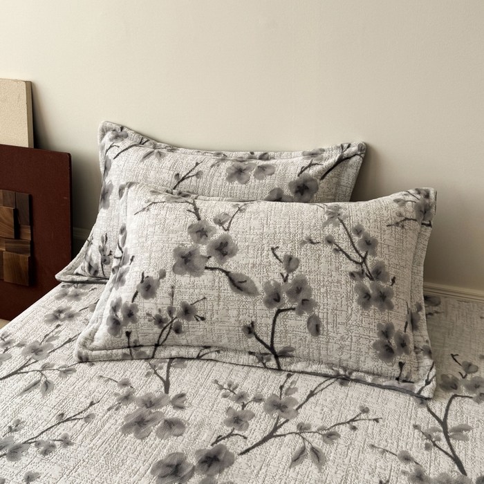 91家纺网 家纺一手货源 找家纺 LIFE.丽芙 2025秋冬新款A类牛奶绒加厚立体雕花压线宽边枕套 琳瑜陌语-灰