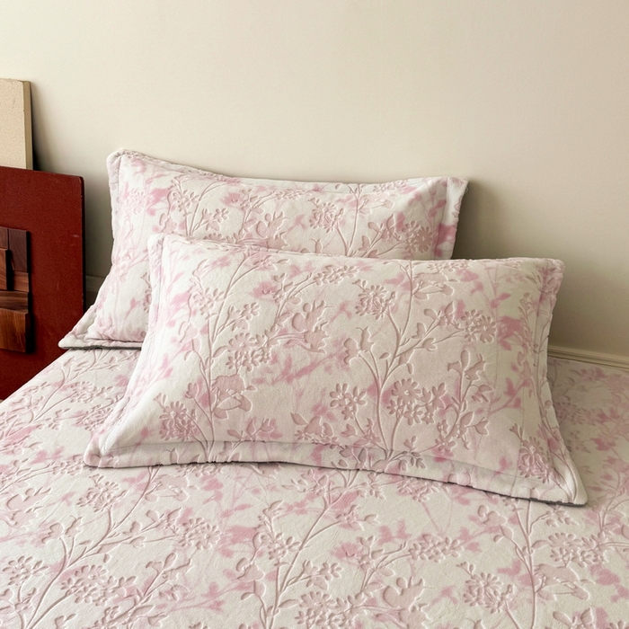 91家纺网 家纺一手货源 找家纺 LIFE.丽芙 2025秋冬新款A类牛奶绒加厚立体雕花压线宽边枕套 花朝梦-粉