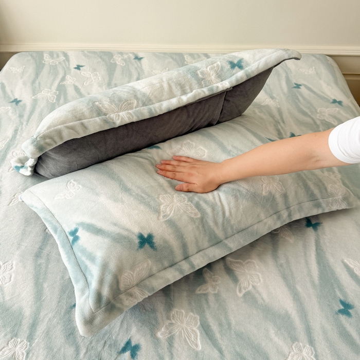 91家纺网 家纺一手货源 找家纺 LIFE.丽芙 2025秋冬新款A类牛奶绒加厚立体雕花压线宽边枕套 镜花蝶梦-绿