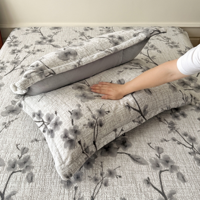 91家纺网 家纺一手货源 找家纺 LIFE.丽芙 2025秋冬新款A类牛奶绒加厚立体雕花压线宽边枕套 琳瑜陌语-灰