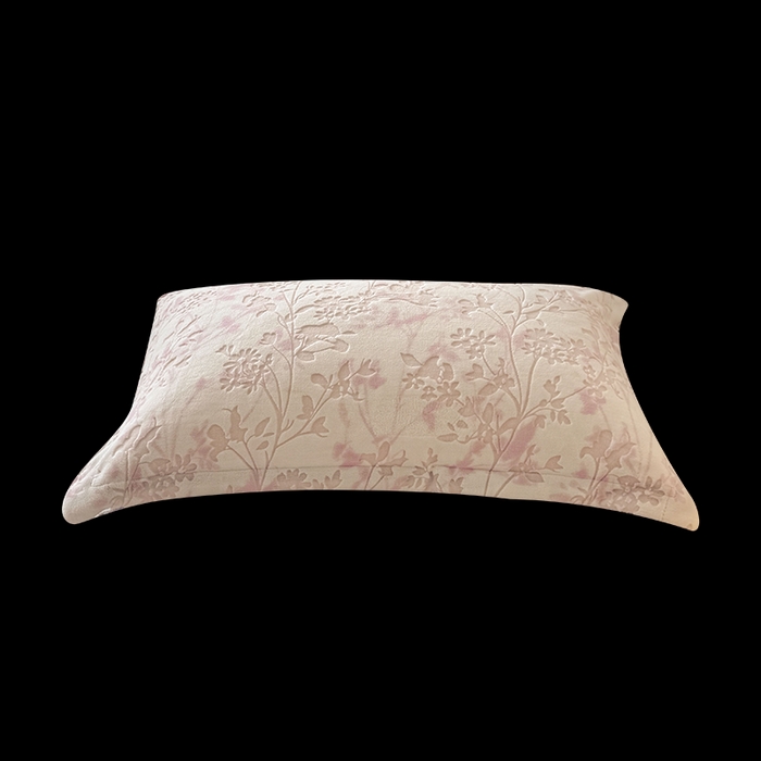 91家纺网 家纺一手货源 找家纺 LIFE.丽芙 2025秋冬新款A类牛奶绒加厚立体雕花压线宽边枕套 花朝梦-粉