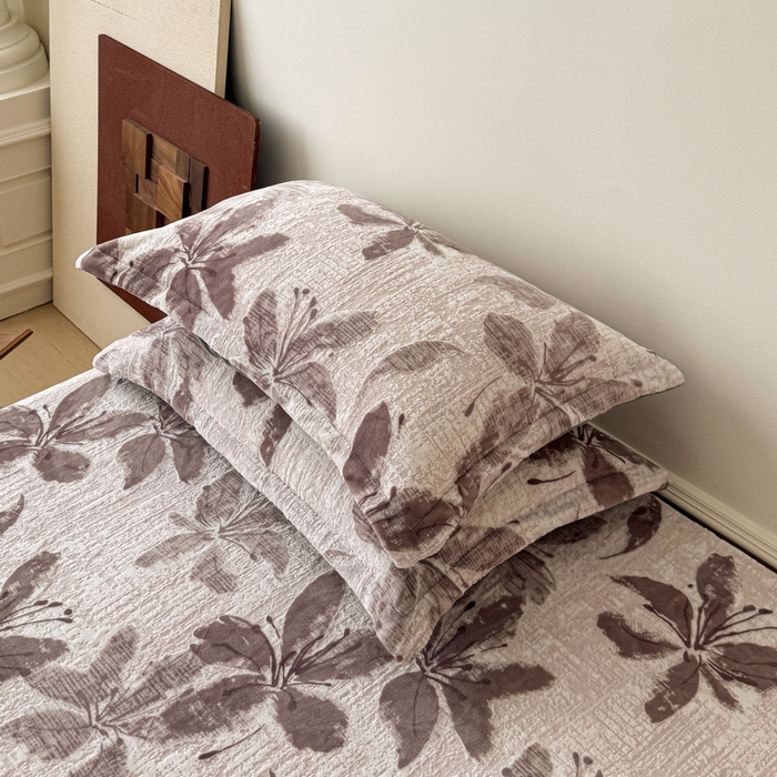 91家纺网 家纺一手货源 找家纺 LIFE.丽芙 2025秋冬新款A类牛奶绒加厚立体雕花压线宽边枕套 素花疏影-豆沙