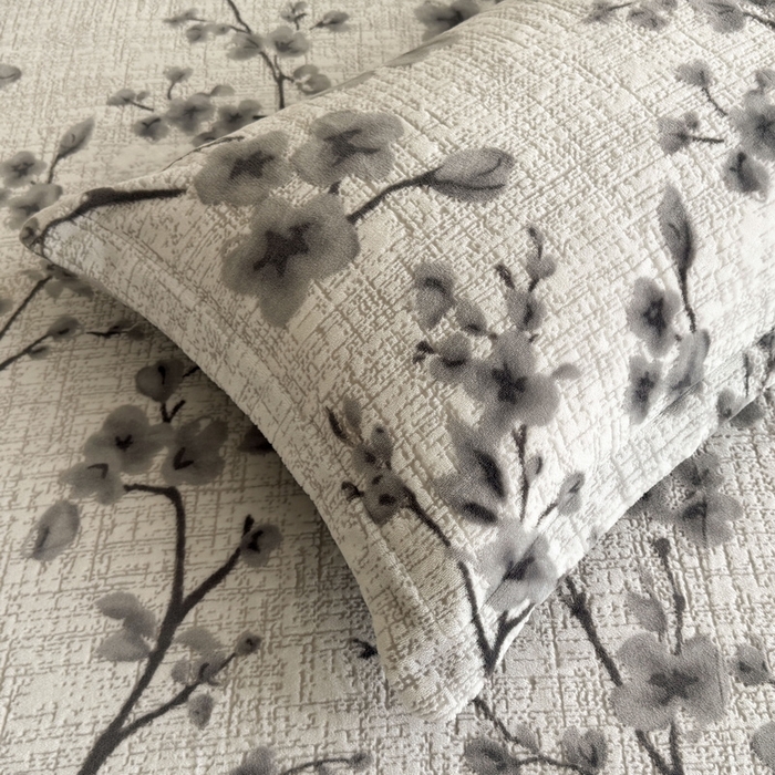 91家纺网 家纺一手货源 找家纺 LIFE.丽芙 2025秋冬新款A类牛奶绒加厚立体雕花压线宽边枕套 琳瑜陌语-灰