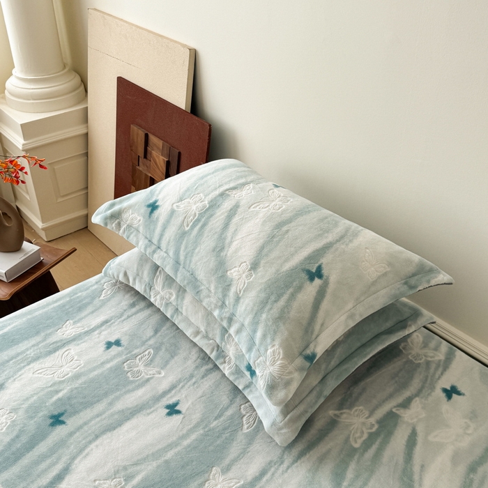 91家纺网 家纺一手货源 找家纺 LIFE.丽芙 2025秋冬新款A类牛奶绒加厚立体雕花压线宽边枕套 镜花蝶梦-绿