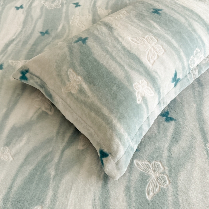 91家纺网 家纺一手货源 找家纺 LIFE.丽芙 2025秋冬新款A类牛奶绒加厚立体雕花压线宽边枕套 镜花蝶梦-绿