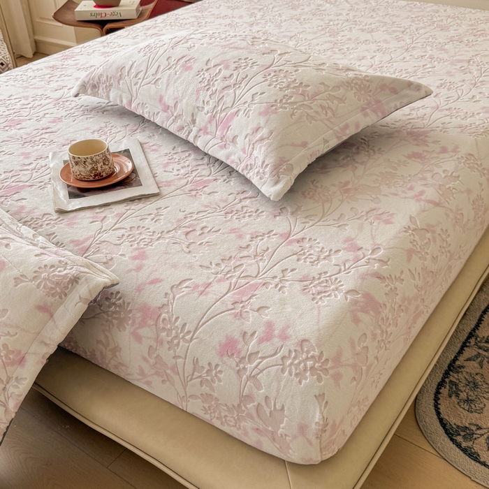 91家纺网 家纺一手货源 找家纺 LIFE.丽芙 2025秋冬新款A类牛奶绒加厚立体雕花压线宽边枕套 花朝梦-粉