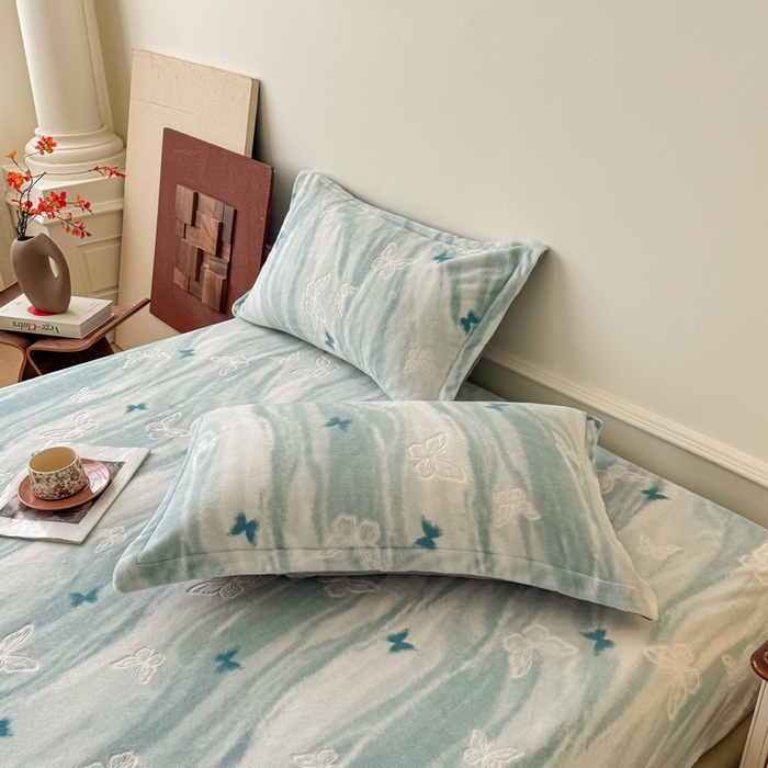 91家纺网 家纺一手货源 找家纺 LIFE.丽芙 2025秋冬新款A类牛奶绒加厚立体雕花压线宽边枕套 镜花蝶梦-绿