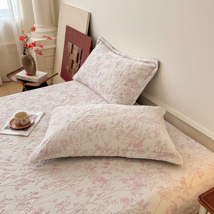 91家纺网 家纺一手货源 找家纺 LIFE.丽芙 2025秋冬新款A类牛奶绒加厚立体雕花压线宽边枕套 花朝梦-粉