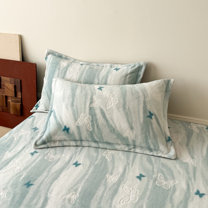 91家纺网 家纺一手货源 找家纺 LIFE.丽芙 2025秋冬新款A类牛奶绒加厚立体雕花压线宽边枕套 镜花蝶梦-绿