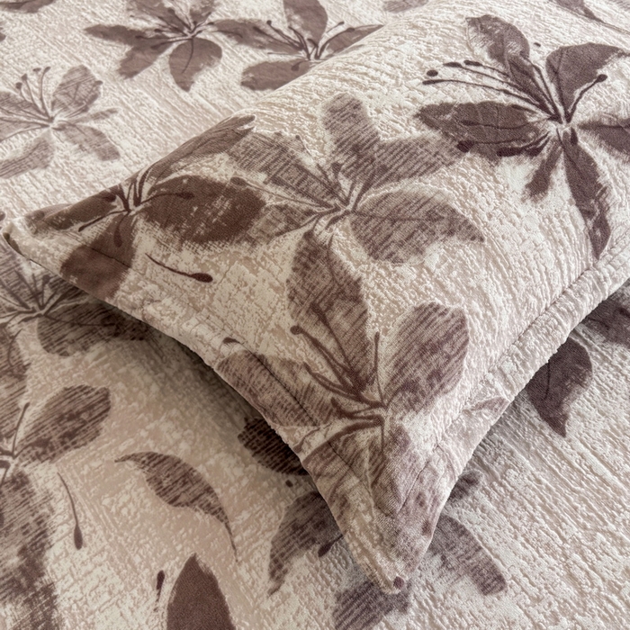 91家纺网 家纺一手货源 找家纺 LIFE.丽芙 2025秋冬新款A类牛奶绒加厚立体雕花压线宽边枕套 素花疏影-豆沙