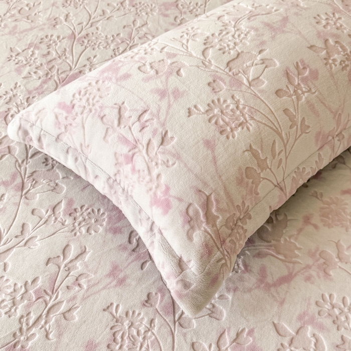 91家纺网 家纺一手货源 找家纺 LIFE.丽芙 2025秋冬新款A类牛奶绒加厚立体雕花压线宽边枕套 花朝梦-粉