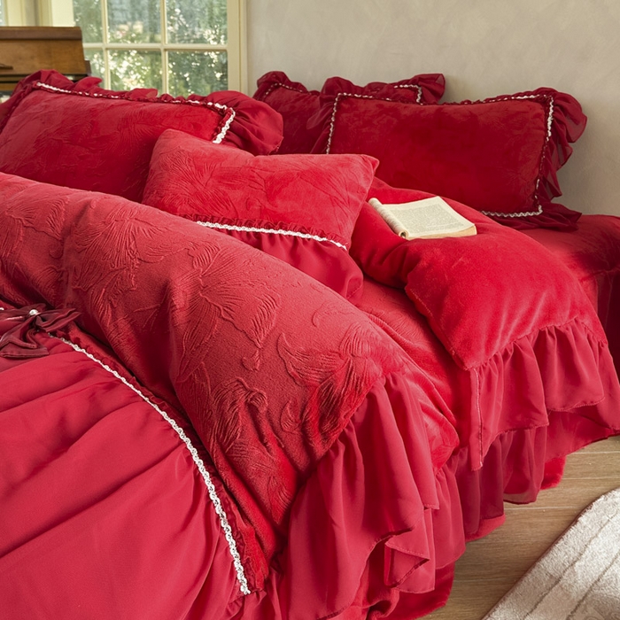 91家纺网 家纺一手货源 找家纺 （总）亲亲公主 2025新款230克雕花牛奶绒保暖床裙四件套-卡罗拉大红蝴蝶结