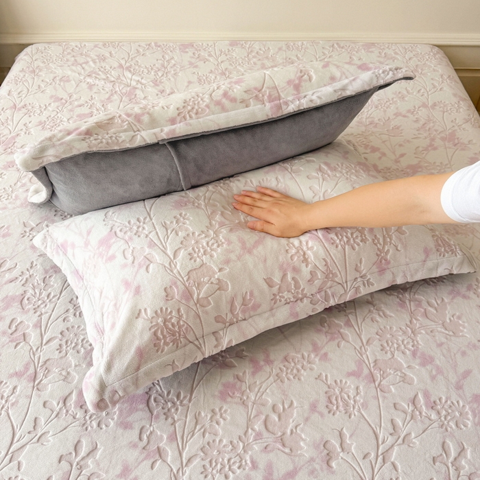 91家纺网 家纺一手货源 找家纺 LIFE.丽芙 2025秋冬新款A类牛奶绒加厚立体雕花压线宽边枕套 花朝梦-粉