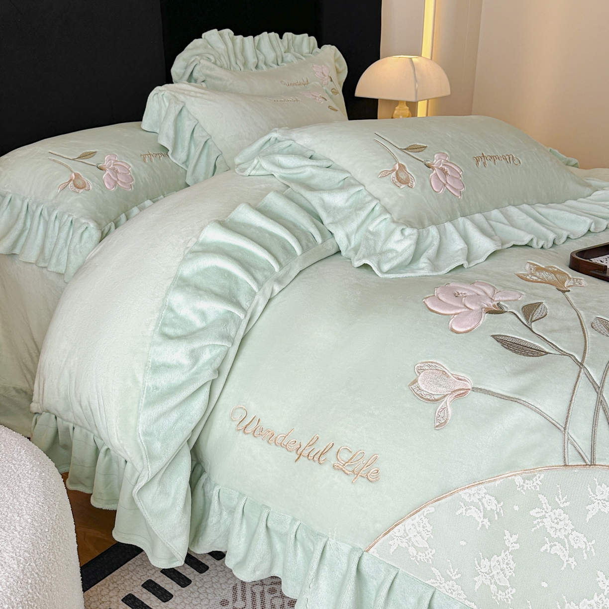 91家纺网 家纺一手货源 找家纺 民新家纺 2025新款牛奶绒刺绣花边四件套-挚爱 挚爱-青柠绿