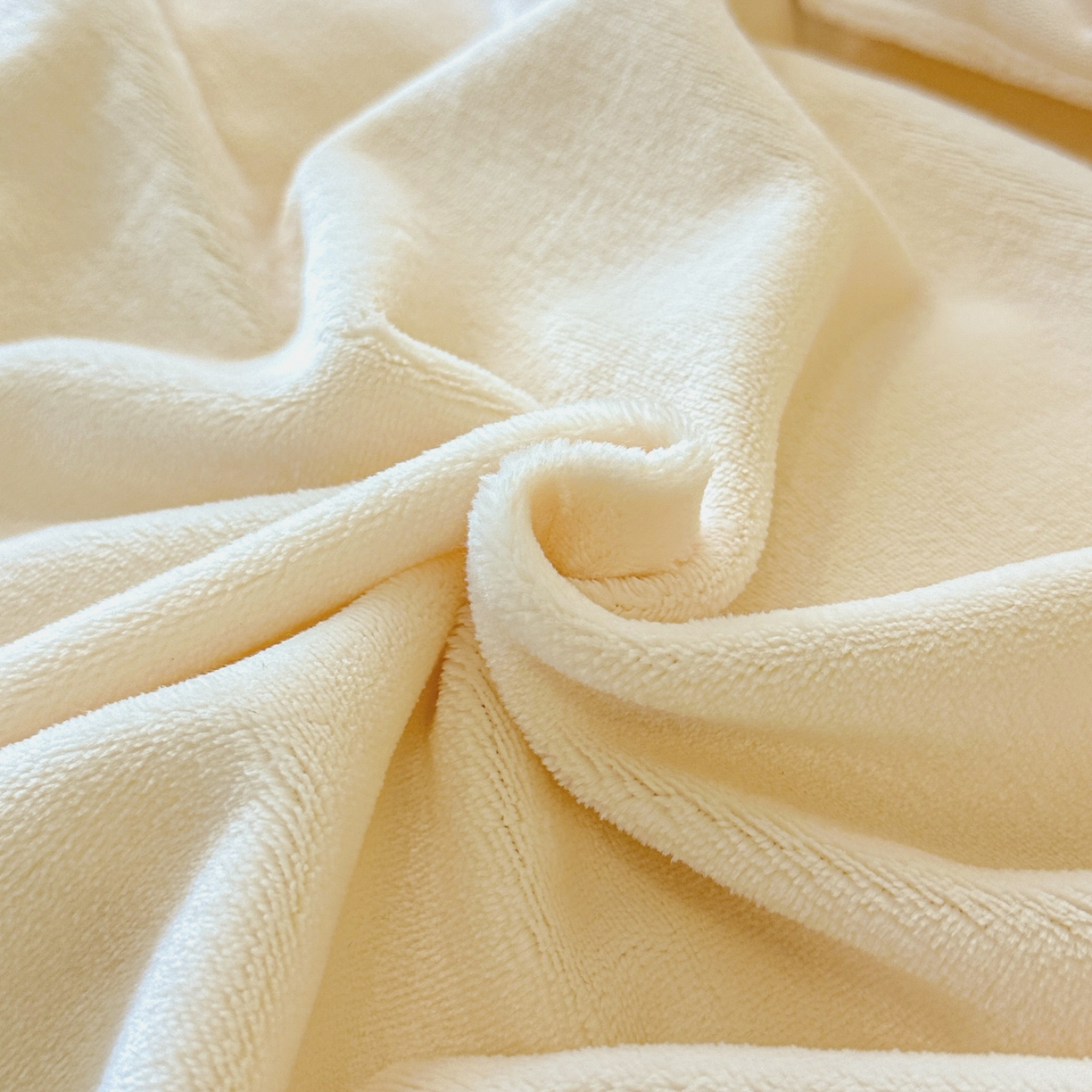 91家纺网 家纺一手货源 找家纺 民新家纺 2025新款牛奶绒刺绣花边四件套-挚爱 挚爱-浅米黄