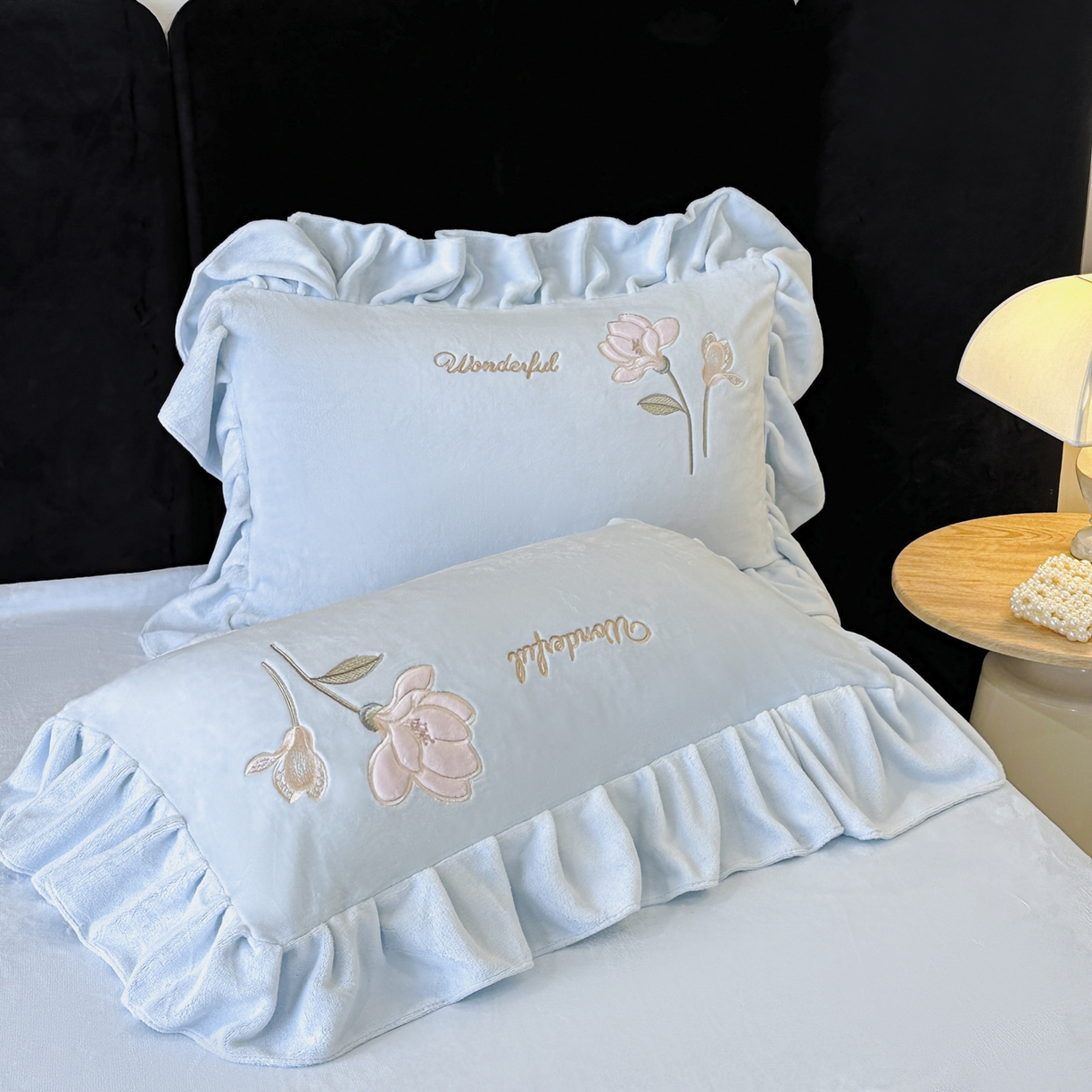 91家纺网 家纺一手货源 找家纺 民新家纺 2025新款牛奶绒刺绣花边四件套-挚爱 挚爱-浅蓝