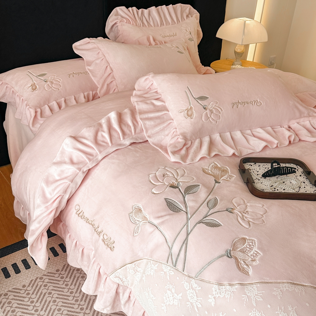 91家纺网 家纺一手货源 找家纺 民新家纺 2025新款牛奶绒刺绣花边四件套-挚爱 挚爱-樱花粉