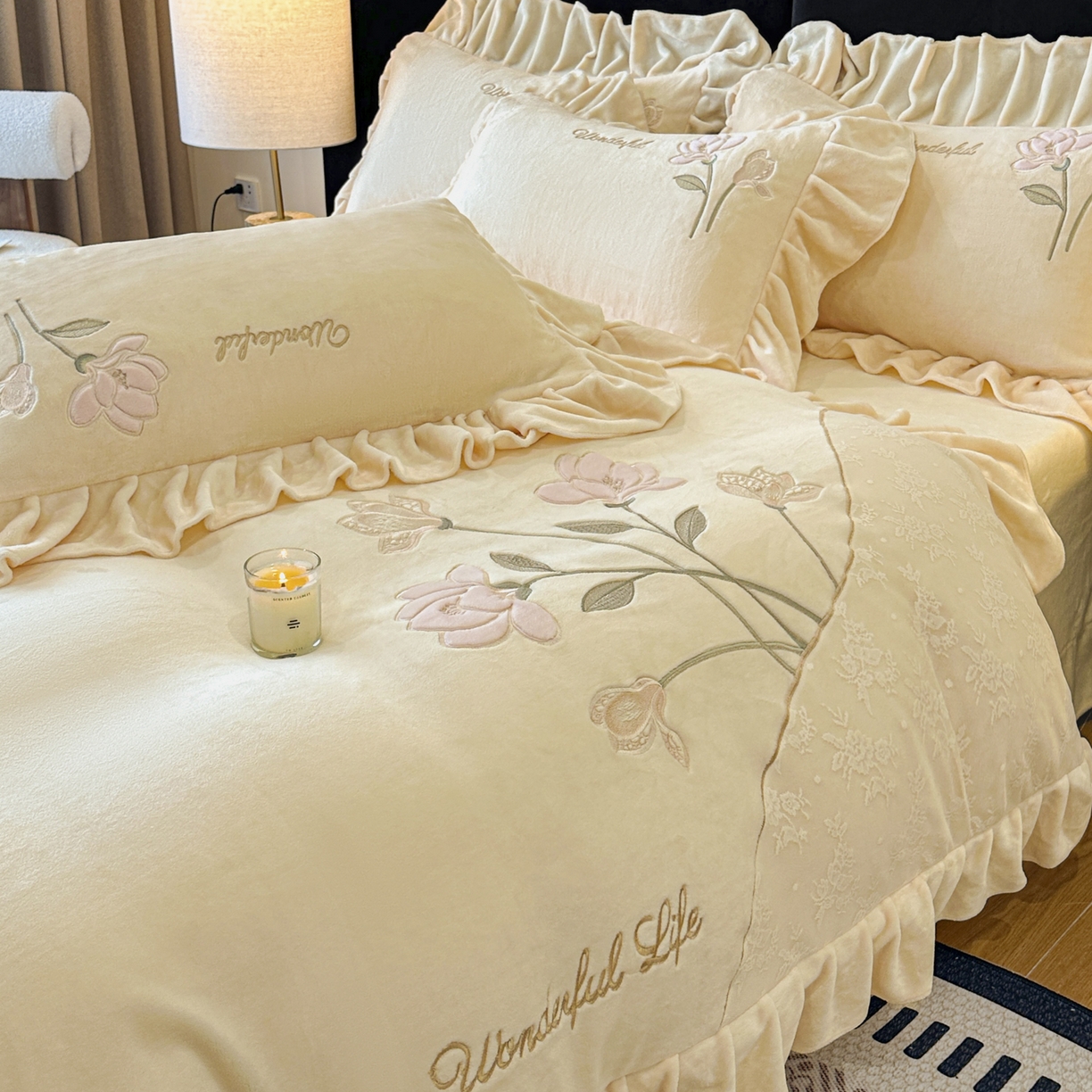 91家纺网 家纺一手货源 找家纺 民新家纺 2025新款牛奶绒刺绣花边四件套-挚爱 挚爱-浅米黄