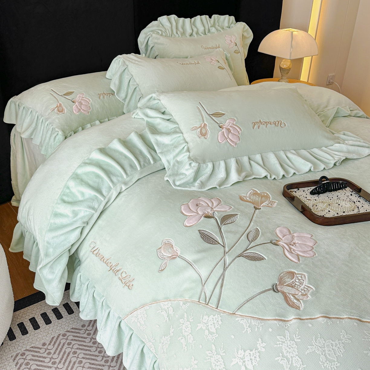 91家纺网 家纺一手货源 找家纺 民新家纺 2025新款牛奶绒刺绣花边四件套-挚爱 挚爱-青柠绿