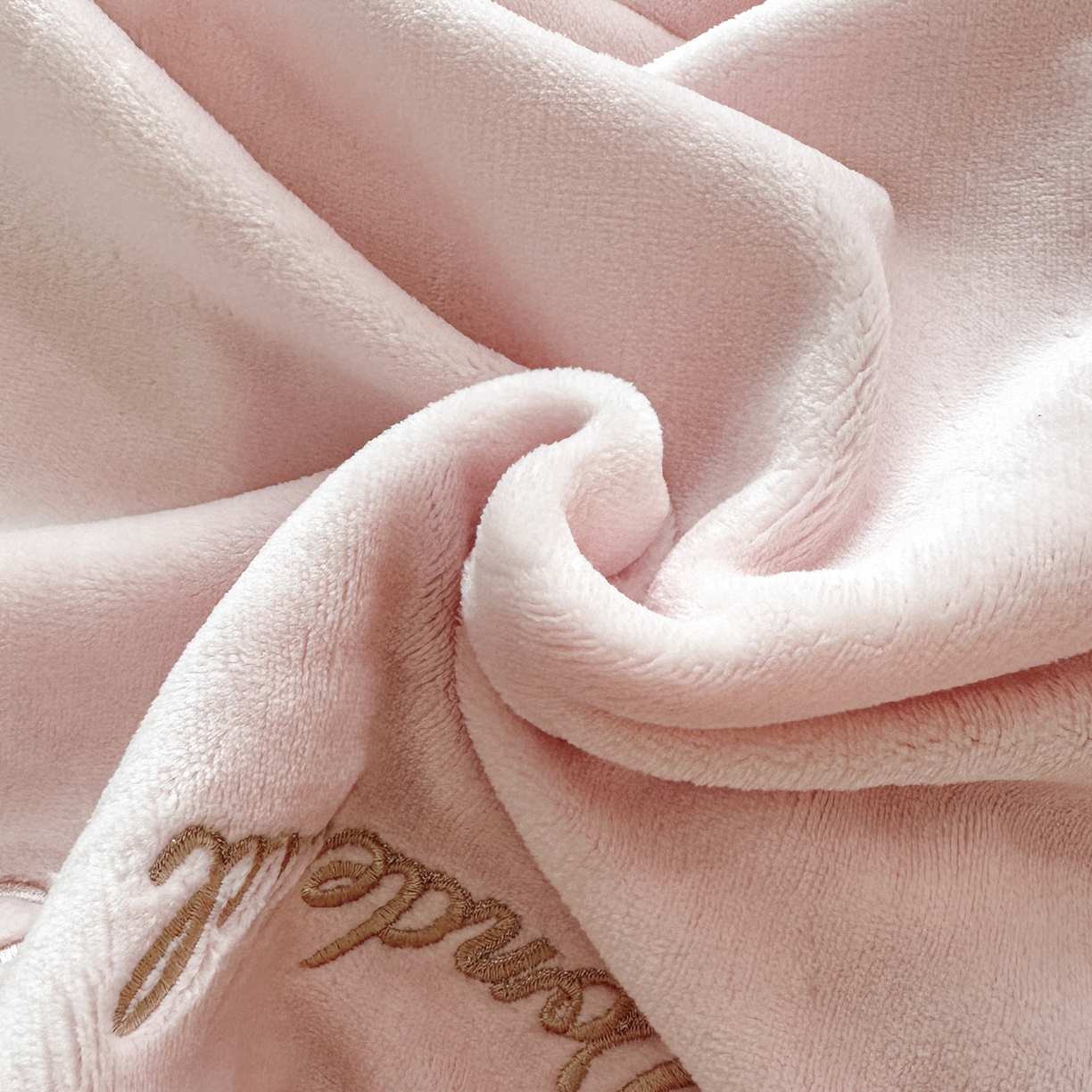 91家纺网 家纺一手货源 找家纺 民新家纺 2025新款牛奶绒刺绣花边四件套-挚爱 挚爱-樱花粉