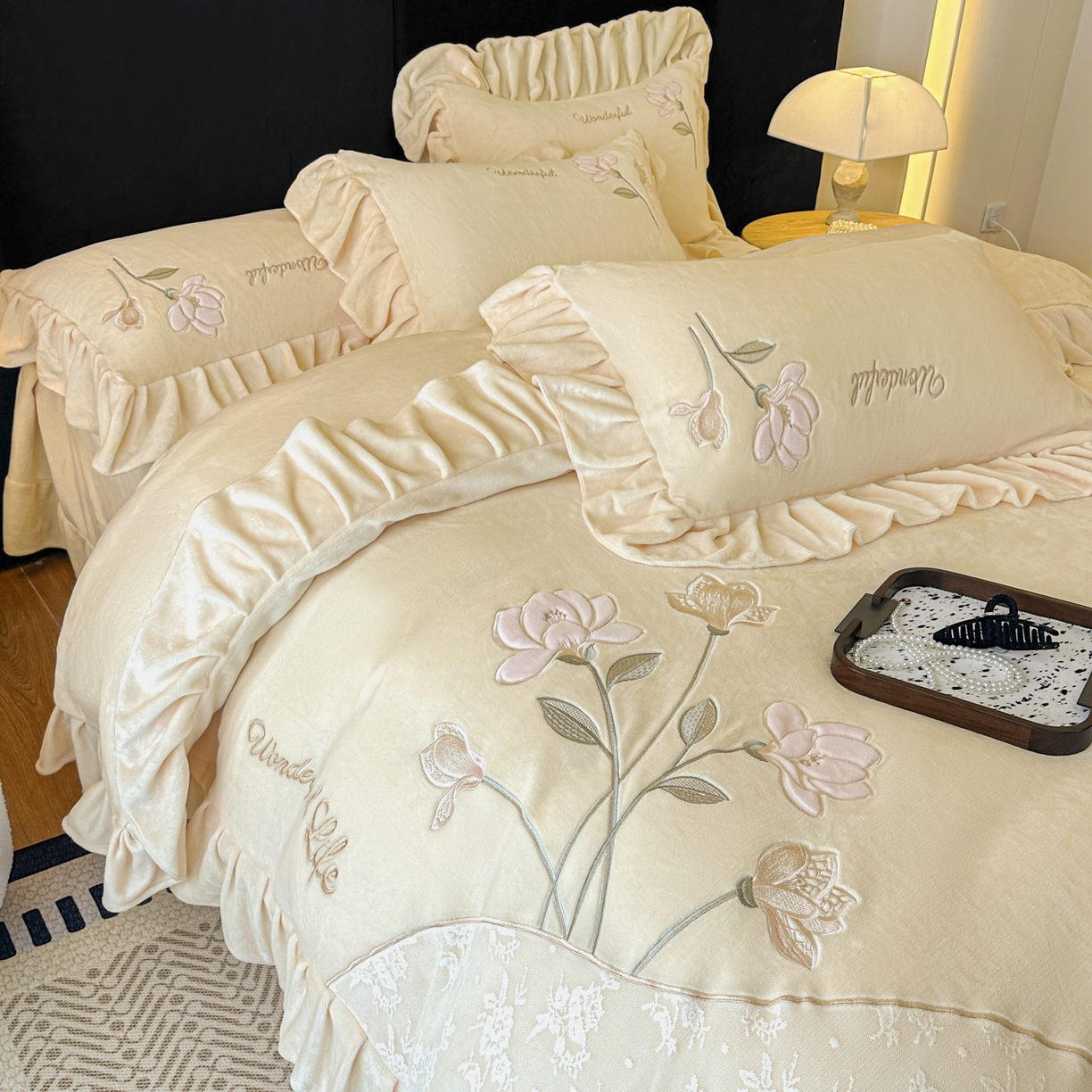 91家纺网 家纺一手货源 找家纺 民新家纺 2025新款牛奶绒刺绣花边四件套-挚爱 挚爱-浅米黄