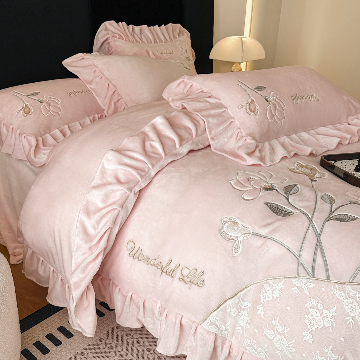 91家纺网 家纺一手货源 找家纺 民新家纺 2025新款牛奶绒刺绣花边四件套-挚爱 挚爱-樱花粉