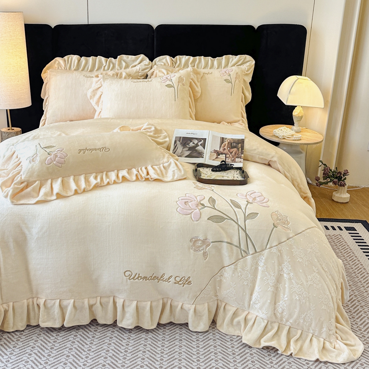 91家纺网 家纺一手货源 找家纺 民新家纺 2025新款牛奶绒刺绣花边四件套-挚爱 挚爱-浅米黄