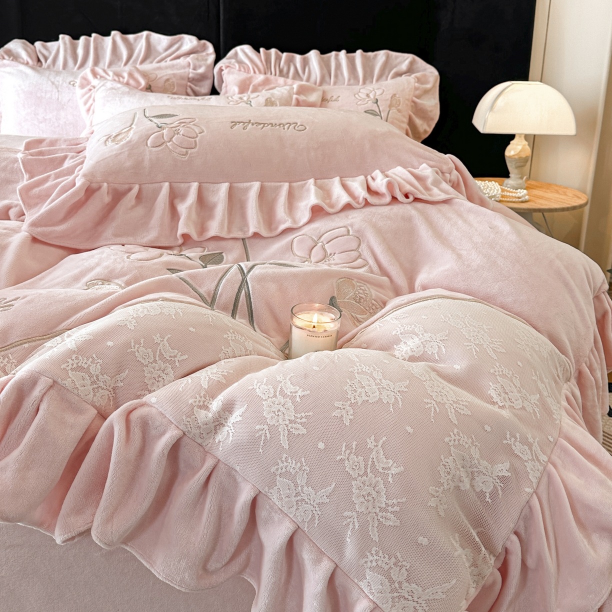 91家纺网 家纺一手货源 找家纺 民新家纺 2025新款牛奶绒刺绣花边四件套-挚爱 挚爱-樱花粉