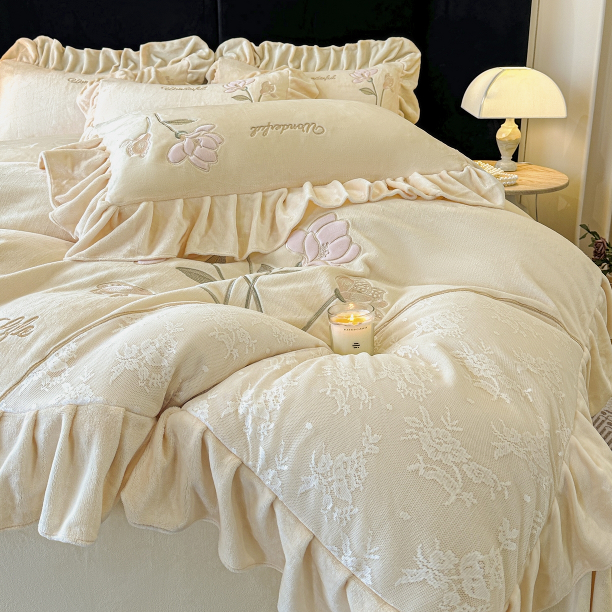 91家纺网 家纺一手货源 找家纺 民新家纺 2025新款牛奶绒刺绣花边四件套-挚爱 挚爱-浅米黄