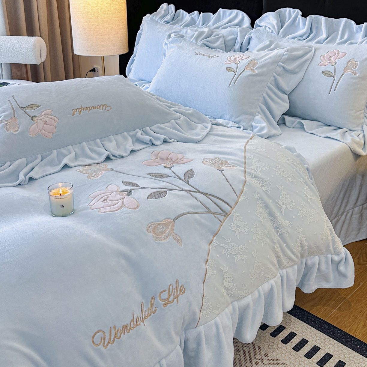 91家纺网 家纺一手货源 找家纺 民新家纺 2025新款牛奶绒刺绣花边四件套-挚爱 挚爱-浅蓝